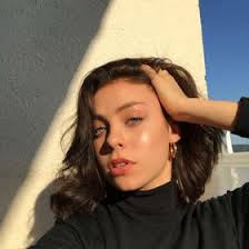 Daisy Benson (2craz4studios)