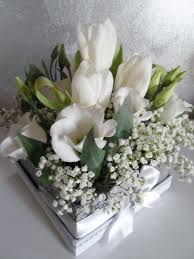 Una selezione di composizioni di fiori per ogni occasione da inviare a casa, con consegna in giornata. Decorazione Con I Fiori Bianchi Jpg 1200 1600 Centrotavola Floreali Composizioni Floreali Centrotavola