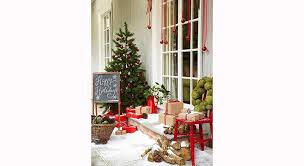 Dans une petite entrée, on joue avec la couleur des murs en y appliquant des teintes joyeuses. Deco De Noel Les 25 Plus Belles Portes D Entree A Copier