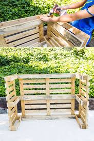 Diy This Pool Bar Made From Pallets To Step Up Your Backyard Game Bar Made From Pallets Outdoor Pallet Bar Diy Outdoor Bar