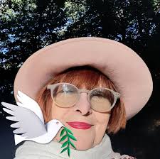 Fatima était enceinte de 7 mois quand elle est arrivée dans un camp de  réfugiés au Liban. Avec l'aide du CICR, elle y a ouvert un salon de beauté.  Désormais, elle peut