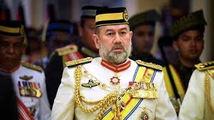 Kdymm tuanku atau nama sebenarnya tengku muhammad faris petra telah diputerakan pada 6 oktober 1969 di kota bharu kelantan dan merupakan putera sulong kepada ymm sultan ismail petra dan ymm raja perempuan tengku anis. Raja Malaysia Mundur Sultan Muhammad V Kembali Ke Kelantan Darul Naim Tribun Jogja