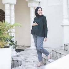 Anda sebagai orang yang terlibat di dalamnya harus mempedulikan kenyamanan karyawan anda sehingga mereka akan. 15 Ide Busana Kerja Yang Longgar Nyaman Dan Tetap Stylish Untuk Ibu Hamil Ke Kantor