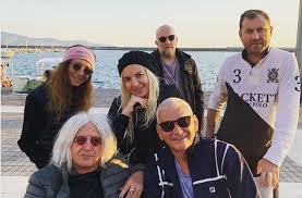 02 νοε 2021 21:05 celebrities. Kalamata Me Trela Pania Karbelas Me Toys Neoys Toys Syntrofoys Kalamata Times