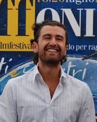 Rispetto alla sceneggiatura, c'è stata data molta possibilità di improvvisare e modificare alcune cose. Alessandro Siani
