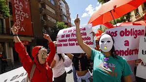 Prostitutas en Ferraz en contra de la ley del PSOE para abolir esta  práctica: "Sois peor que Franco"