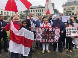 Tüntetést szervez a momentum fehéroroszország budapesti nagykövetsége elé, a vélhetően elcsalt belarusz választások után. Robert Biedron