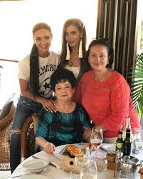 Анну бузову, сестру певицы ольги бузовой, выписали из больницы, куда она попала после перенесенного инсульта. Sestra I Roditeli Buzovoj Mama I Otec Olgi I Ani Biografiya I Foto Rodnyh Zvezdy
