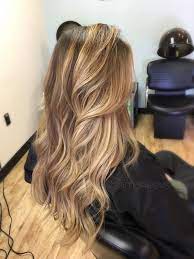Dunkle Wurzeln Mit Sonnengekusstem Honig Platin Warmem Perlblondem Balayage Omb Brown Hair With Blonde Highlights Brown Hair Balayage Honey Blonde Hair