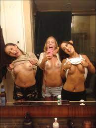 Flashing Friends Porn Pic - EPORNER