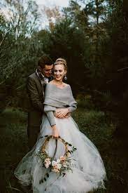 Fashionably Cozy Winter Wedding Inspiration Junebug Weddings Robe De Mariee D Hiver Mariee Hiver Robe Mariage Hiver