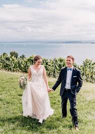 Sommerhochzeit In Den Weinbergen Am Bodensee Jung Und Wild Design In 2020 Sommerhochzeit Hochzeitsportraits Blumenmadchen Kleid