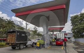 Entre los puntos, se propone revisar la sobretasa a la gasolina, así como la tarifa del impuesto de industria y comercio (ica) para el sector financiero de acuerdo a la carta, la recesión económica de 2020 causó que las ciudades capitales experimentaran una reducción en sus ingresos tributarios en. Todo Para Entender El Problema De La Sobretasa A La Gasolina Y Acpm