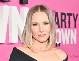 Kristen Bell Slips On Angular Pumps for 'Party Down' Season 3 Premiere