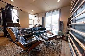 緑の中の オトコの秘密基地プライベートジムとツリーハウスのある夢の空間 イームズラウンジチェア 自宅で インテリア