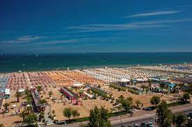 Ingresso su sala con cucina a vista, camera. Offerte Residence Appartamenti Vacanza A Rimini Marina Centro Relax Case Vacanze