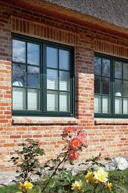 Grune Rekord Holzfenster In Einem Schonen Reetdachhaus Mit Hellen Steinen Haus Modernisieren Reetdachhaus Haus Und Garten