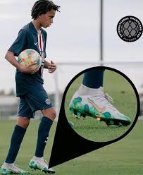 Meet ethan mbappe on instagram kylian mbappe brother ethan mbappe is also pursuing a career in football and is currently signed under psg f.c. Ethan Mbappe Meet Younger Brother Of Kylian Mbappe Vergewiki