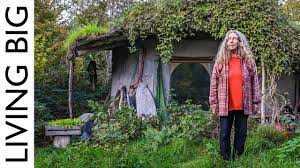 Woman Builds 1000 Tiny Earthen Home To Live Close To Nature In Welsh Woods Youtube Closer To Nature Off Grid Living Nature
