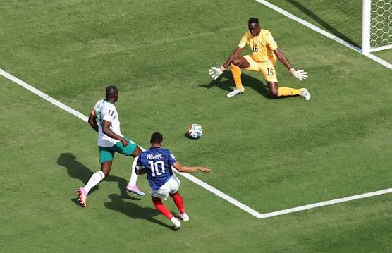 Francia debuta con autoridad y derrota a #Senegal con doblete histórico de  #Mbappé https://sge.st/8piuIm4