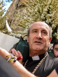 Diócesis de CórdobaEl obispo de Córdoba porta a la Virgen de la Sierra de  Cabra