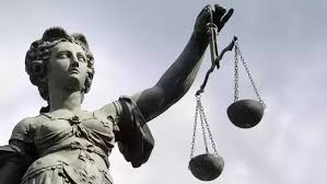 They remind attorneys, judges, and juries of the heavy task before them. What Does Lady Justice S Blindfold Balance Sword Femininity And Any Other Elements Symbolise Quora