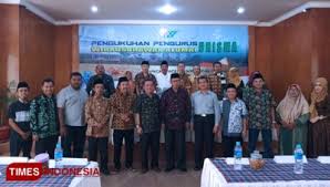 Pada kebiasaannya, wau seri negeri akan dipasang dengan degung atau busur pada bahagian atasnya. Alumni Unisma Malang Kukuhkan Kepengurusan Wau Times Indonesia