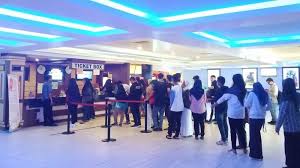 Milea feels that she has the right to ban dilan from being involved in a motorcycle gang. Retno Dan Dinda Borong 14 Tiket Film Dilan 1991 Bes Cinema Tambah Studio Halaman All Bangka Pos