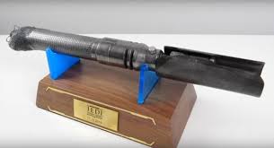 Ultra Rare Replique De Sabre Laser De Electronic Arts Ea Cal Kestis Regarder De Plus Pres