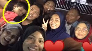 Oleh kerana keadaan bilik agak panas kipas angin dipasang laju. Damailah Kau Di Sana Adik Zubaidi Malakat Tribune