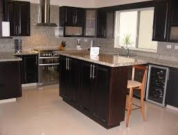 El color chocolate es compatible con cualquier color, sea cálido o frío, es un color de tendencia hermosas fotos de cocinas integrales modernas en color chocolate muestran gran funcionalidad. Cocina Integral Con Desayunado Color Chocolate Decorhome