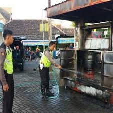 Aman, mudah dan praktis, tidak ribet seperti yang eceran yang harus diwadahi botol terlebih. Pom Bensin Mini Di Ponorogo Terbakar Pemilik Luka Luka