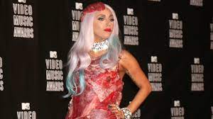 Im jahr 2010 sorgte lady gaga mit dem von brandon maxwell designten fleischkleid für aufsehen. Lady Gaga Veganer Designte Ihr Legendares Fleisch Kleid