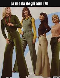 I pantaloni a zampa, i capi morbidi in fantasie colorate e particolari, le nuances calde dei marroni e degli arancioni, i capi d'abbigliamento un po' naive e un po' boho chic, perfetti per andare ai … abbigliamento anni 70: La Moda Degli Anni 70 Moda Degli Anni 70 Stile Di Moda Moda Hippie Anni 70