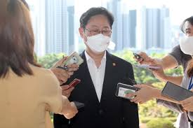 사면심사위원회에서 대상자를 선정하면 법무부 장관의 상신으로 대통령은 국무회의 의결을 거쳐 사면권을 행사한다. Cylkwkpf1a6dam