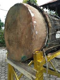 Tarian ini ditampilkan dengan mengandalkan gerakan tepukan pada tangan, dada tanpa diiringi alat musik lainnya. Mengenal 15 Alat Musik Tradisional Dari Aceh Yang Lestari Hingga Kini