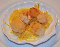 Recette De Coquilles Saint Jacques A La Fondue De Poireaux Cremeuse Au Vin Blanc Un Plat Principal O Recettes De Cuisine Recette Cuisine Facile Recette Noix