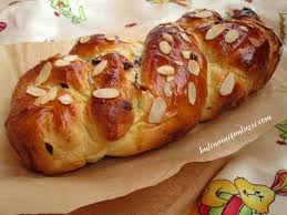 Some versions feature a topping of sliced almonds, but that is purely regional and optional. Kozunak Na Konci S Mashina Za Hlyab Kulinarni Fantazii