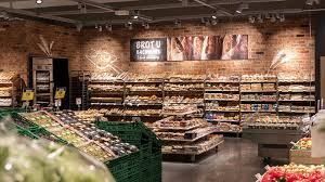 Neuerdings Am Ladeneingang Neben Obst Und Gemuse Werden Brot Und Backwaren Vor Einer Ziegelsteinmauer In Szene G Backwaren Supermarkt Design Obst Und Gemuse