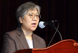 정은경 청장은 방역 최일선에서 코로나19의 위기를 극복하고 확실한 방역대책과 리더십으로 국민의 안전을 지키는 데 큰 역할을 했다는 평가를. ì§ˆë³'ê´€ë¦¬ì²­ ëœ¬ë‚  ë…¸ëž€ ì í¼ ë²—ì€ ì •ì€ê²½ ì•„ì§ íƒœí' í•œê°€ìš´ë° ì¤'ì•™ì¼ë³´