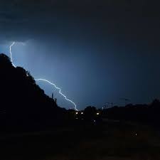 Genauere angaben zu ort, gebiet und zeitpunkt des ereignisses können erst mit der ausgabe der amtlichen warnungen erfolgen. Munchen Entgeht Knapp Einer Gewitter Nacht Am Montag Wird Es Dann Doppelt Extrem Stadt