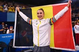 In haar eerste officiële wedstrijd in 20 maanden turnde ze voor het eerst haar nieuwe, olympische oefening. Fd7piidd7jz8xm