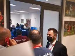 Incercam sa intrebam vecinii care stau mai jos, de la ei pare sa se vada cu toate astea, in jurul stadionului dr. Ijvypieygnqhm