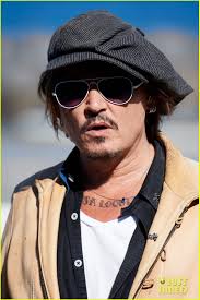 Června 1963, owensboro, kentucky) je americký herec, známý zvláště pro své výkony ve filmech střihoruký edward, ospalá díra, piráti z karibiku, hledání země nezemě, alenka v říši divů, karlík a továrna na čokoládu nebo fantastická zvířata. Johnny Depp Poses At Crock Of Gold A Few Rounds Photocall At San Sebastian International Film Festival Photo 4485253 Johnny Depp Pictures Just Jared