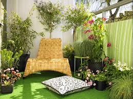 Balkon Sichtschutz Ideen Mit Holz Pflanzen Und Markisen Kleiner Balkon Design Balkon Dekor Wohnung Balkon Garten