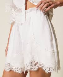 Shorts de lino con encaje