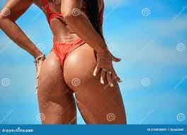 Sexy Modelle Nass Arsch Mit Tropfen in Einem Roten Bikini Auf Dem Blauen  Wasser Hintergrund Stockbild - Bild von diät, hintergrund: 215818091