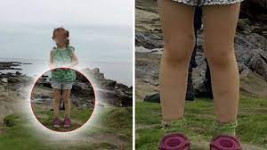 Découvrez également plus de 11 millions de vidéo et clips vidéo de grande qualité dans chaque catégorie. Un Pere Prend Sa Fille En Photo Mais En Zoomant Il Remarque Quelque Chose De Tres Etrange