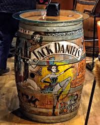 1 Fici Yetenekli Bir Sanatci Yuvarlak Bir Cam Muthis Bir Masa A Barrel A Talented Artist A Round Piece Of Glass Amazing Table Fici Instagram Amazing