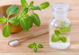 Výplachy úst na bolesť zubov: Recepty na domáce roztoky pre úľavu